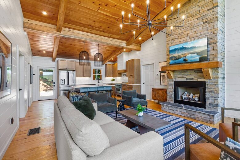 Cozy Modern Cabin for the Perfect Winter Getaway - Mineral Bluff, Georgia