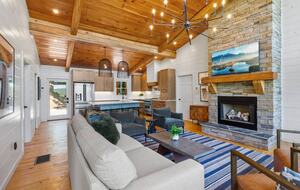 Cozy Modern Cabin for the Perfect Winter Getaway - Mineral Bluff, Georgia