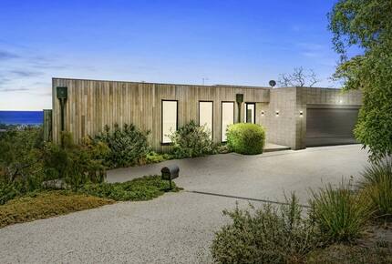 Modern beach house with 180 degree bay views - Melbourne, Australia