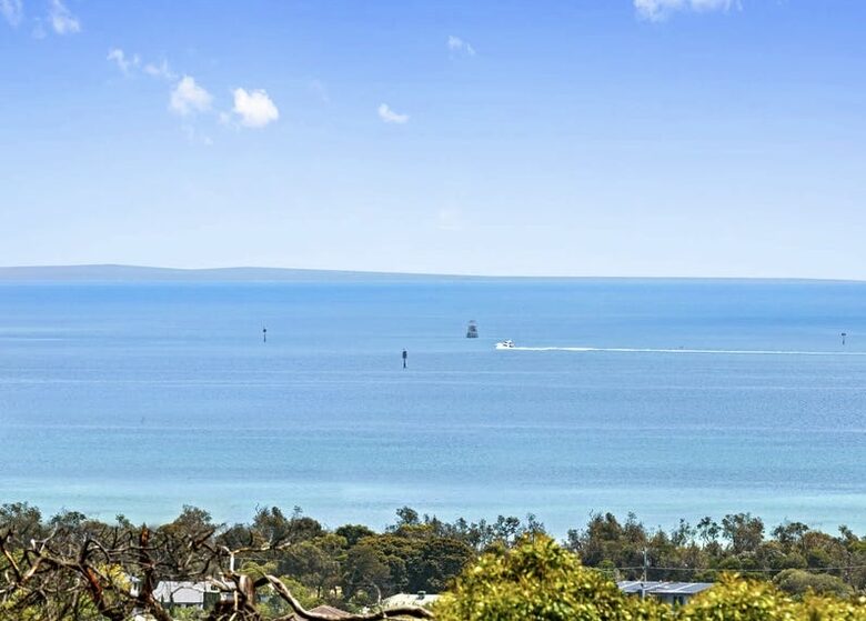 Modern beach house with 180 degree bay views - Melbourne, Australia