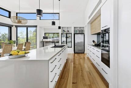 Modern beach house with 180 degree bay views - Melbourne, Australia