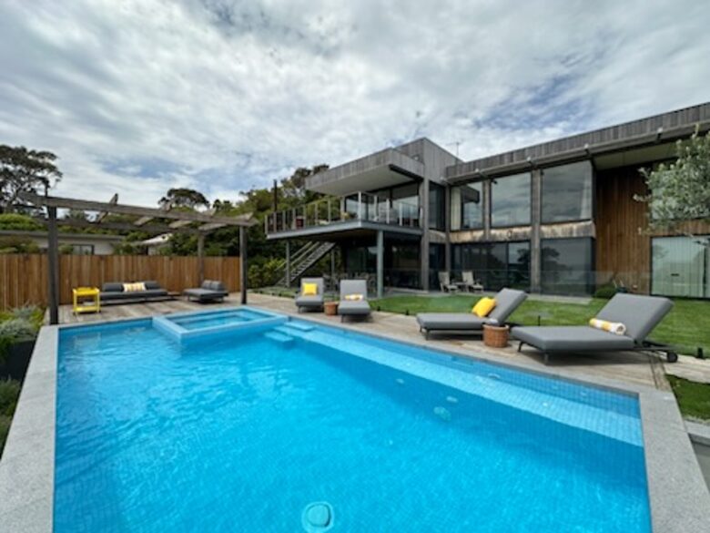 Modern beach house with 180 degree bay views - Melbourne, Australia