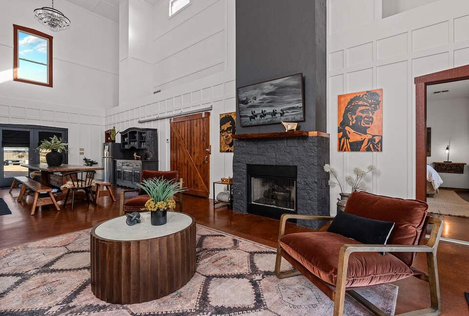 Rustic-Luxury Farmhouse Minutes from Fredericksburg Main Street - Fredericksburg, Texas