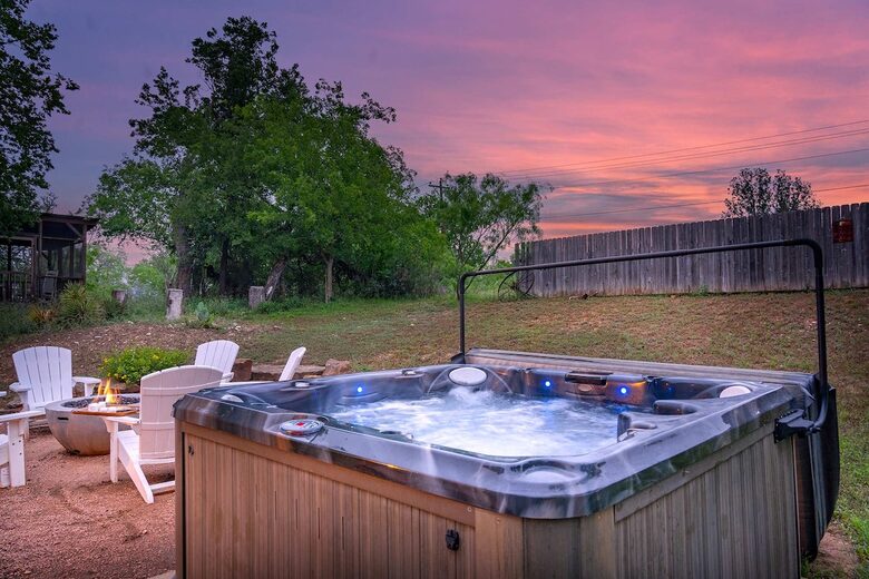 Rustic-Luxury Farmhouse Minutes from Fredericksburg Main Street - Fredericksburg, Texas