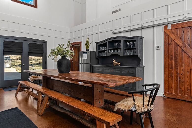 Rustic-Luxury Farmhouse Minutes from Fredericksburg Main Street - Fredericksburg, Texas