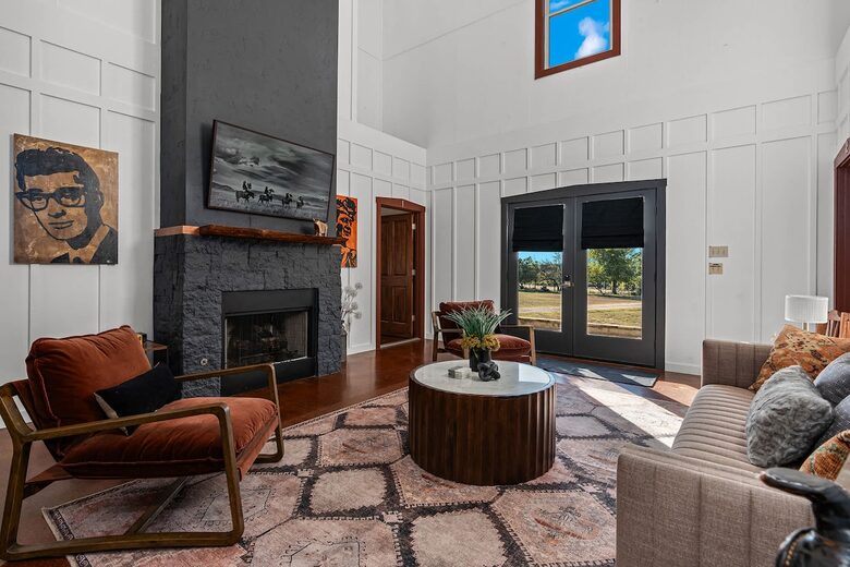 Rustic-Luxury Farmhouse Minutes from Fredericksburg Main Street - Fredericksburg, Texas