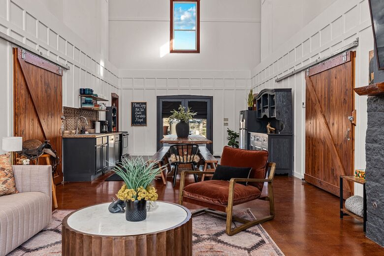 Rustic-Luxury Farmhouse Minutes from Fredericksburg Main Street - Fredericksburg, Texas