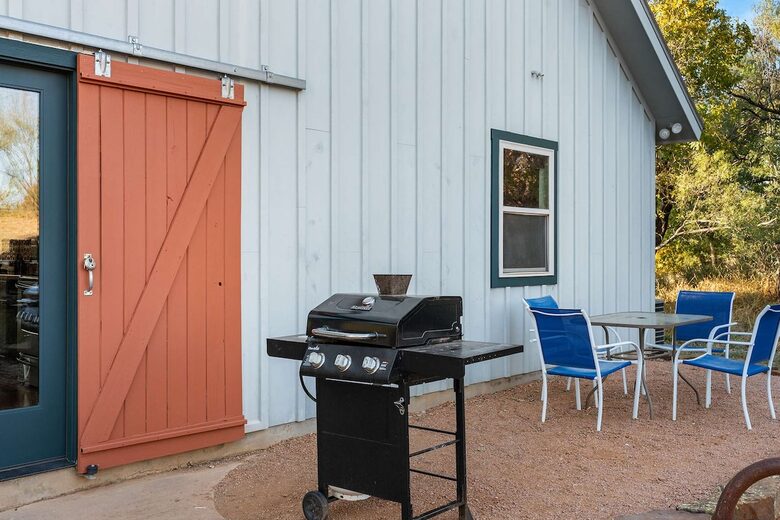 Rustic-Luxury Farmhouse Minutes from Fredericksburg Main Street - Fredericksburg, Texas