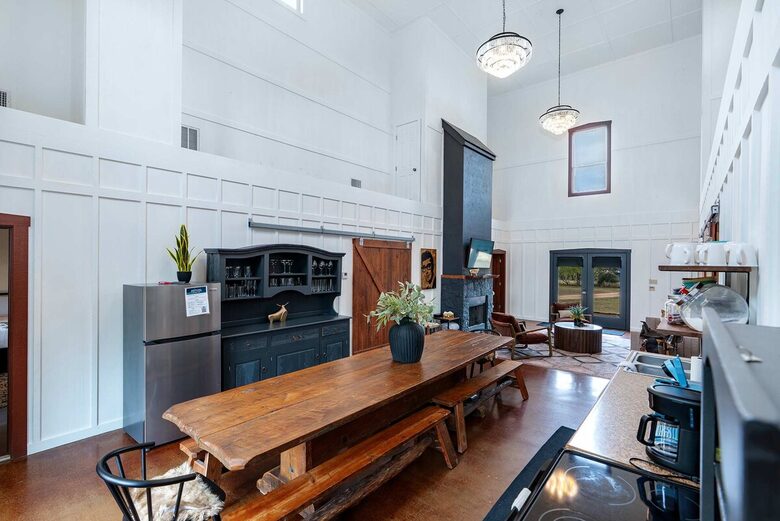 Rustic-Luxury Farmhouse Minutes from Fredericksburg Main Street - Fredericksburg, Texas