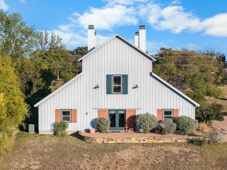 Rustic-Luxury Farmhouse Minutes from Fredericksburg Main Street - Fredericksburg, Texas
