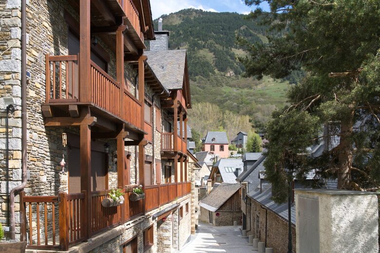 VIVLA| Casa Neret - Bagergue, Lleida, Spain