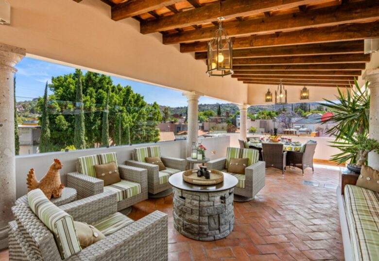 Terracotta Haven with Rooftop Fire Lounge & Courtyard Living - San Miguel de Allende, Mexico