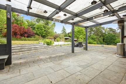 A Gracious Family Home in a Prestigious Semi-Rural Setting - Farnham, United Kingdom