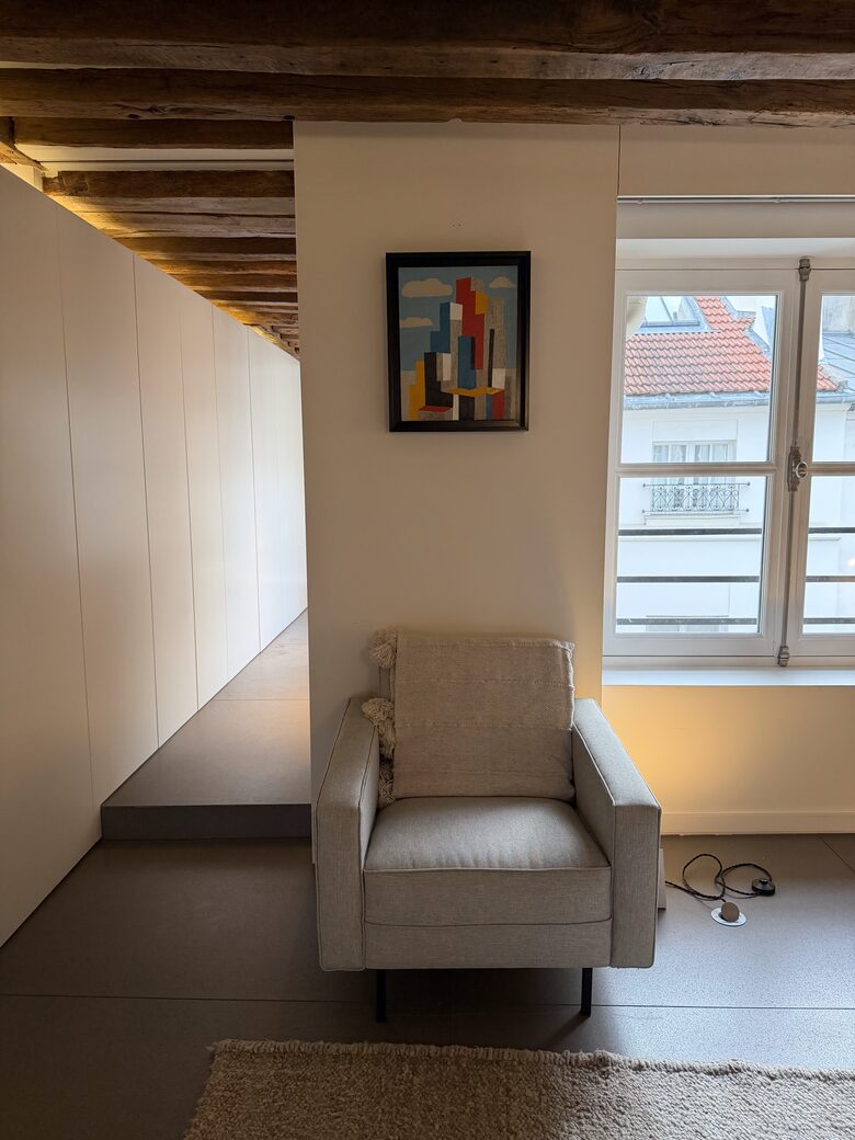 Elegant Seine-Side Loft in Historic Paris - Paris, France