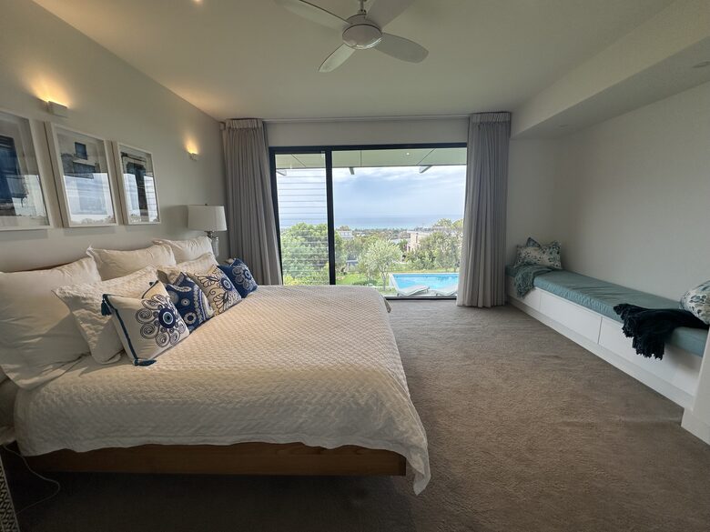 Modern beach house with 180 degree bay views - Melbourne, Australia