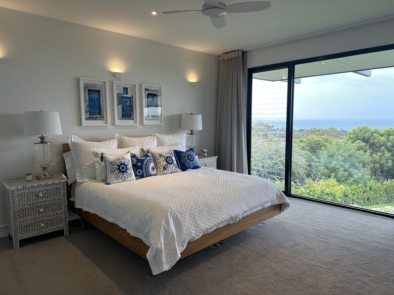 Modern beach house with 180 degree bay views - Melbourne, Australia