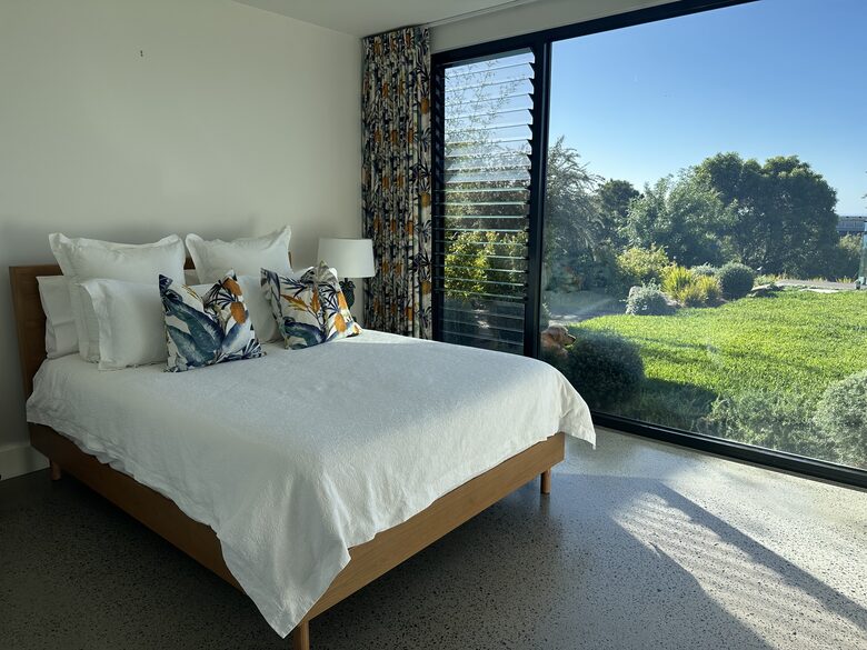 Modern beach house with 180 degree bay views - Melbourne, Australia