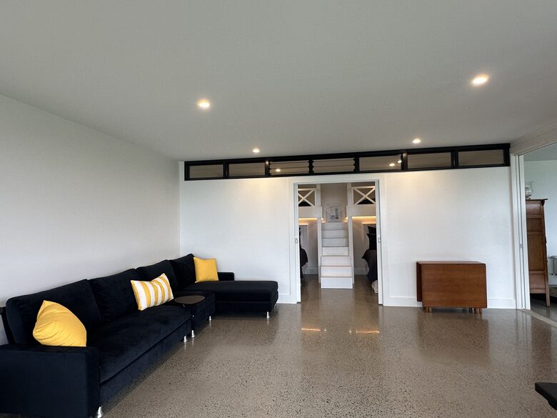 Modern beach house with 180 degree bay views - Melbourne, Australia