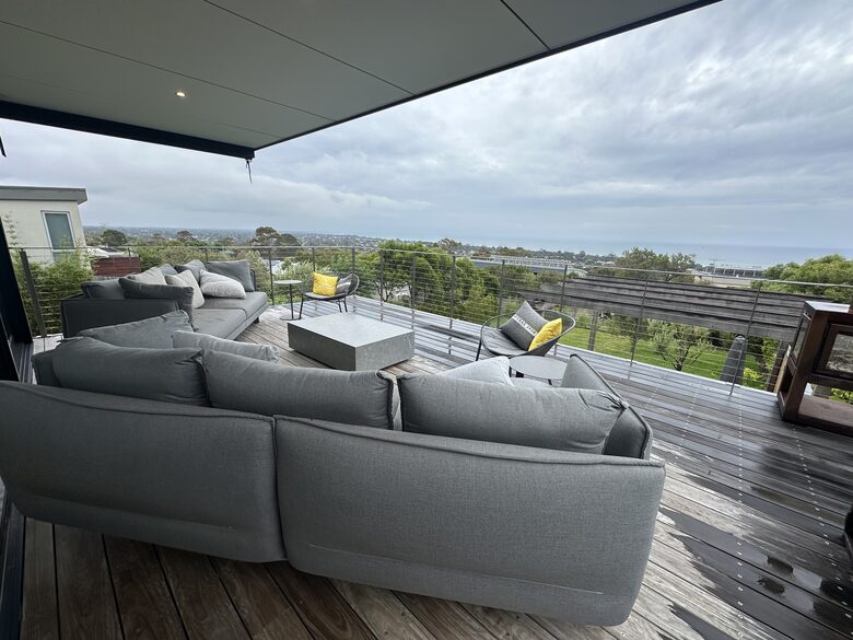 Modern beach house with 180 degree bay views - Melbourne, Australia