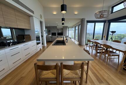 Modern beach house with 180 degree bay views - Melbourne, Australia