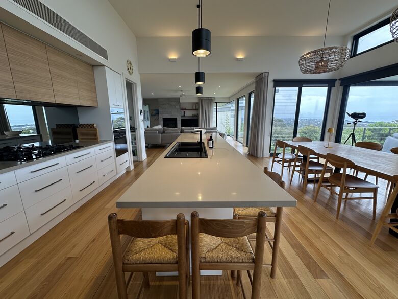 Modern beach house with 180 degree bay views - Melbourne, Australia