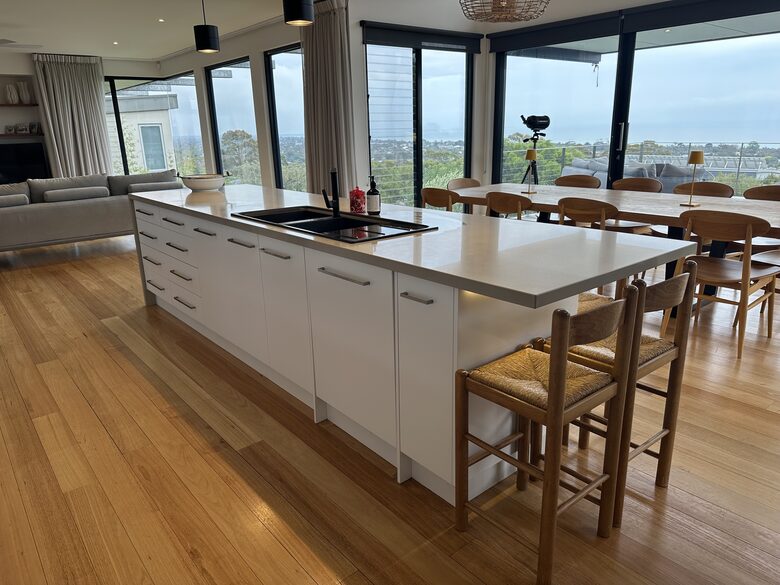 Modern beach house with 180 degree bay views - Melbourne, Australia