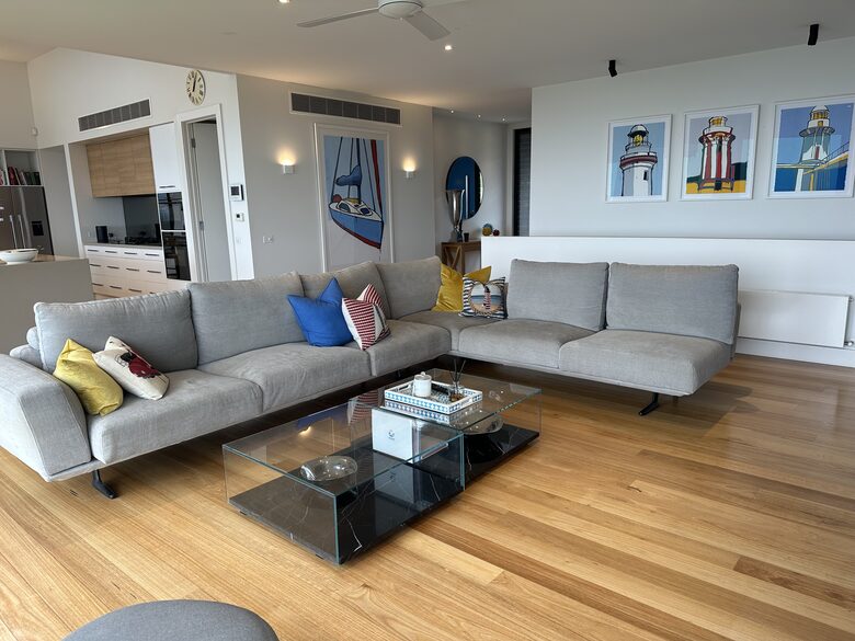 Modern beach house with 180 degree bay views - Melbourne, Australia