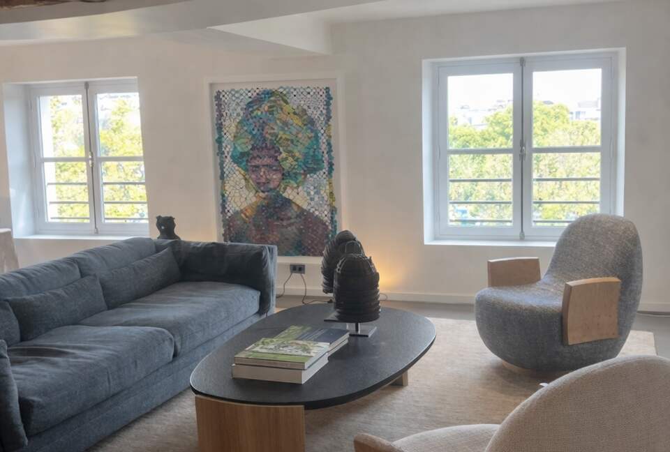 Elegant Seine-Side Loft in Historic Paris - Paris, France
