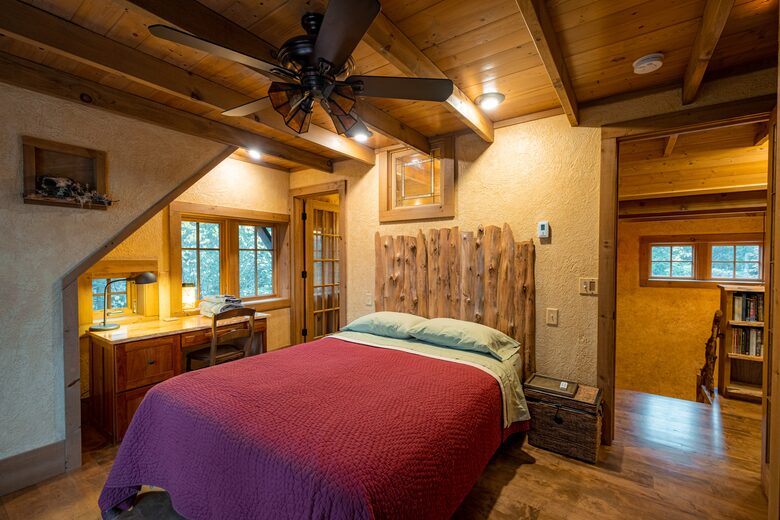 Queen bed, beautiful lighting, desk area, with private bath