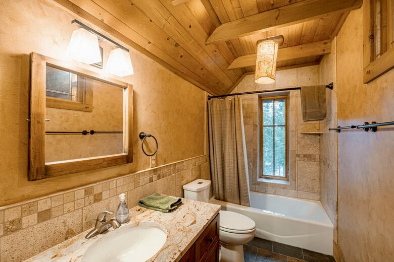 Relax in a bath with a view - 2nd full bath