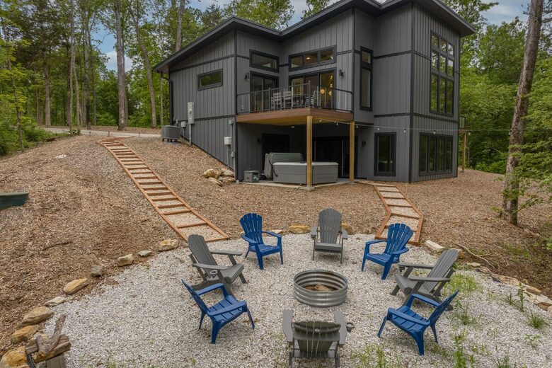 The Curated Treehouse | Private Hot Tub with Trail & Resort Access - Innsbrook, Missouri
