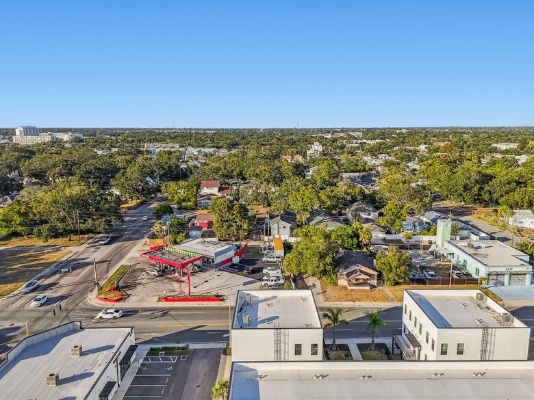 Warehouse Arts District Industrial Chic Townhome - St. Petersburg, Florida