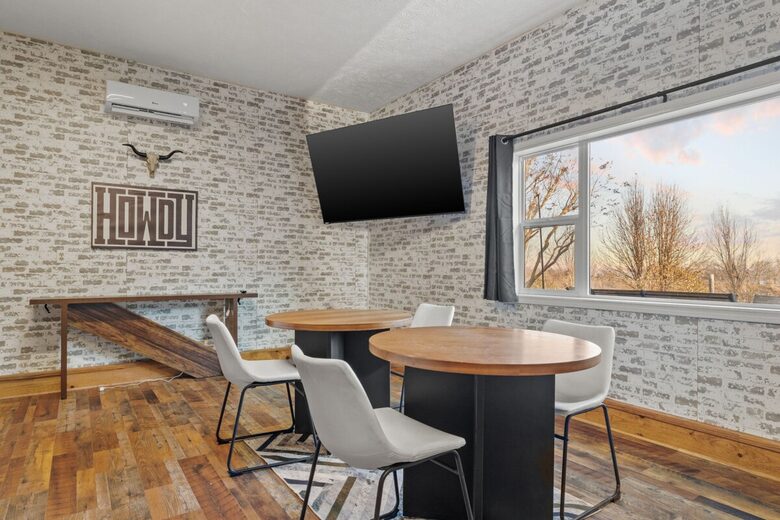 Hilltop Ozark Retreat with Panoramic Sunset Views - Theodosia, Missouri