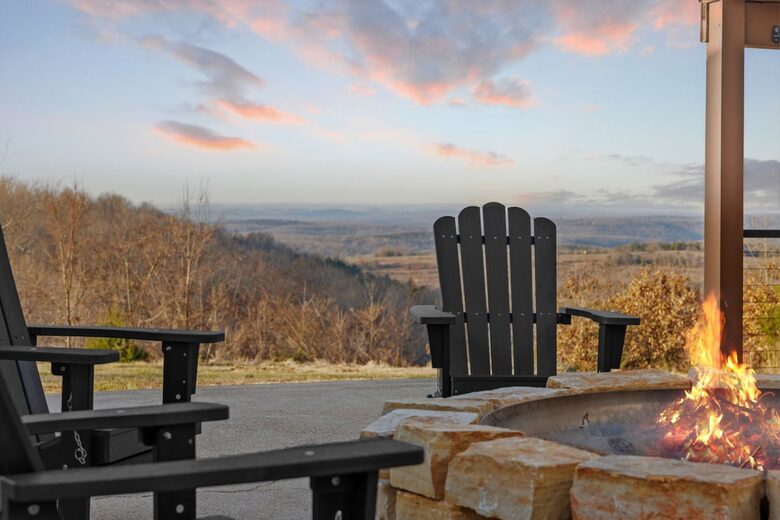 Hilltop Ozark Retreat with Panoramic Sunset Views - Theodosia, Missouri