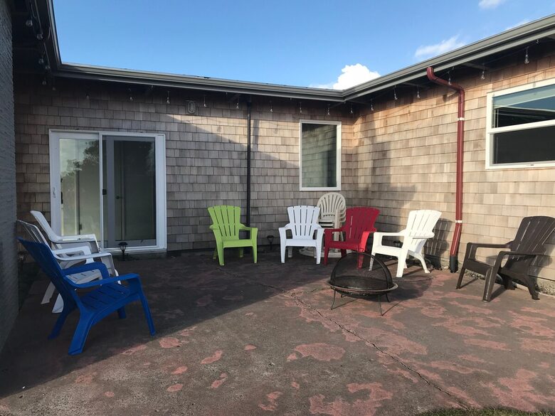 Oceanfront Mid Century Retreat with Private Beach Access in Gearhart - Gearhart, Oregon