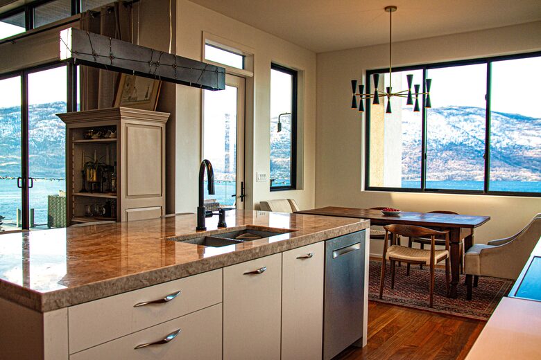 Contemporary Kelowna Escape with Panoramic Views - Kelowna, Canada