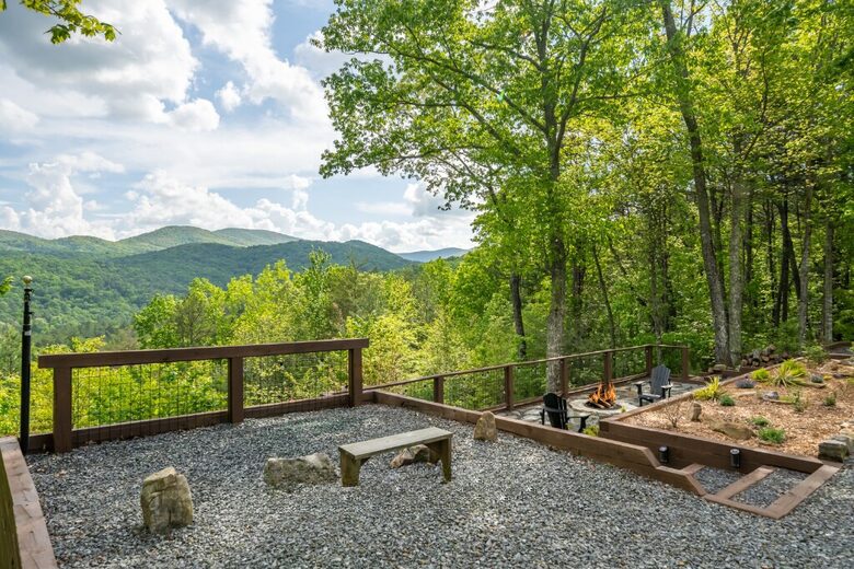 Blue Ridge Vista with Long-Range Mountain Views - Blue Ridge, Georgia