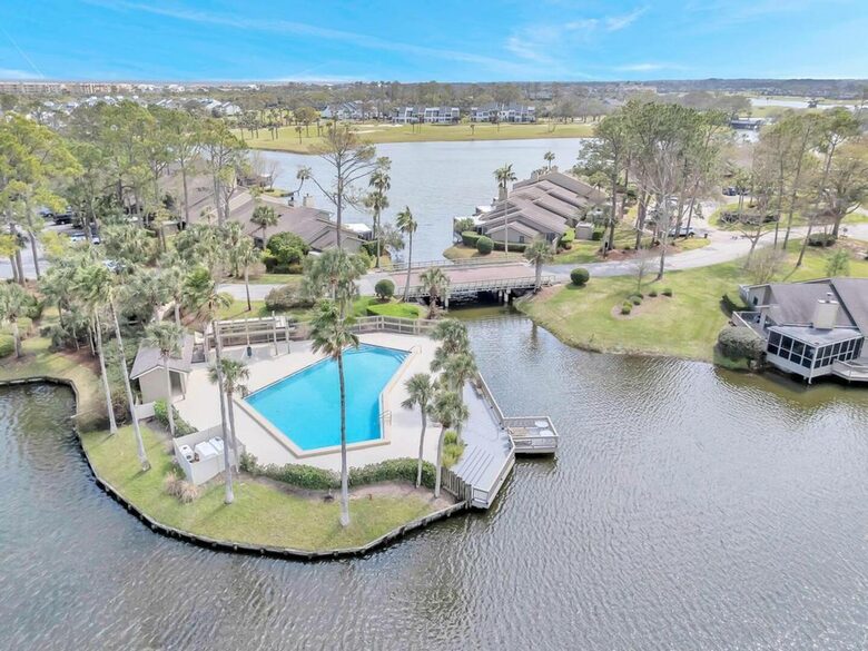 A Golf-Side Retreat in Sawgrass Country Club - Ponte Vedra Beach, Florida