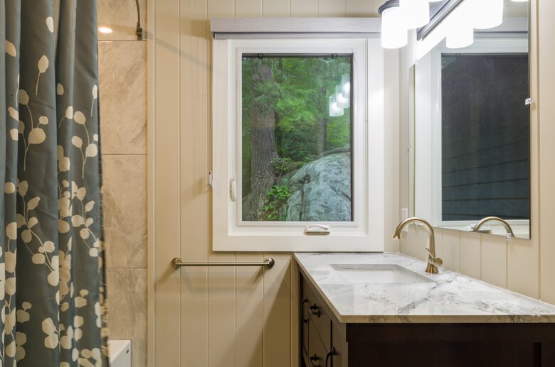 2nd bathroom with shower & tub.