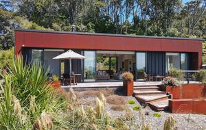 Architectural Coastal Retreat Above the Bay of Plenty - Matatā, New Zealand