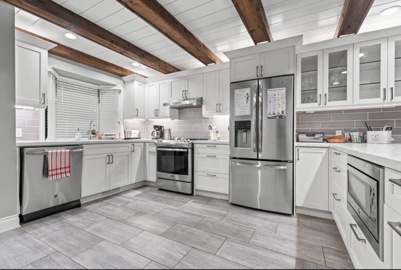 Kawartha Luxury Waterfront Home with Live-In Boathouse! - Fenelon Falls, Canada