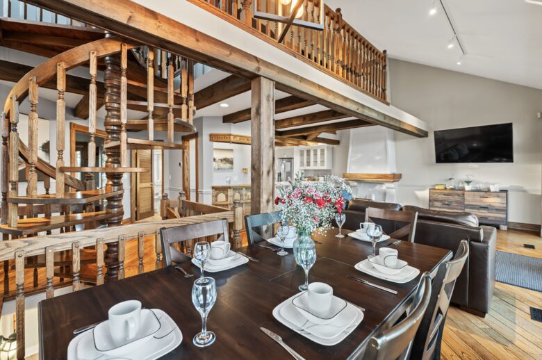 Kawartha Luxury Waterfront Home with Live-In Boathouse! - Fenelon Falls, Canada