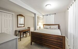 Walkable Charm Near Ogunquit Beach - Ogunquit, Maine