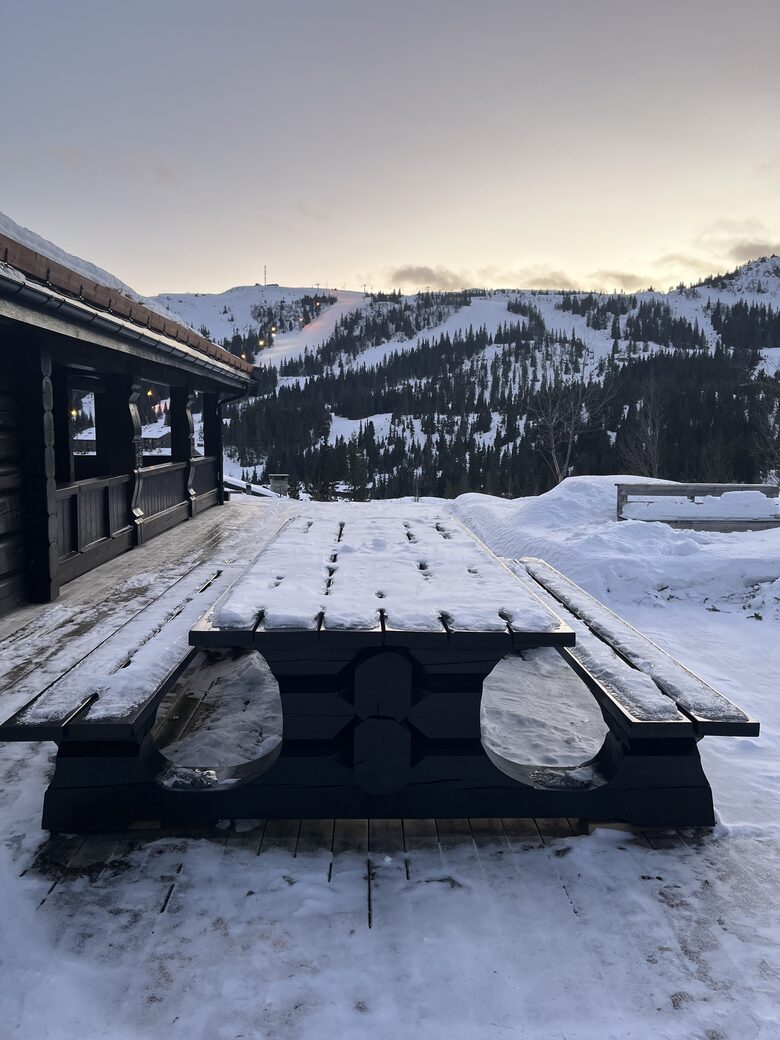 Kvitfjell, Authentic Scandinavian Log Cabin with Ski-Out Access - Fåvang, Norway
