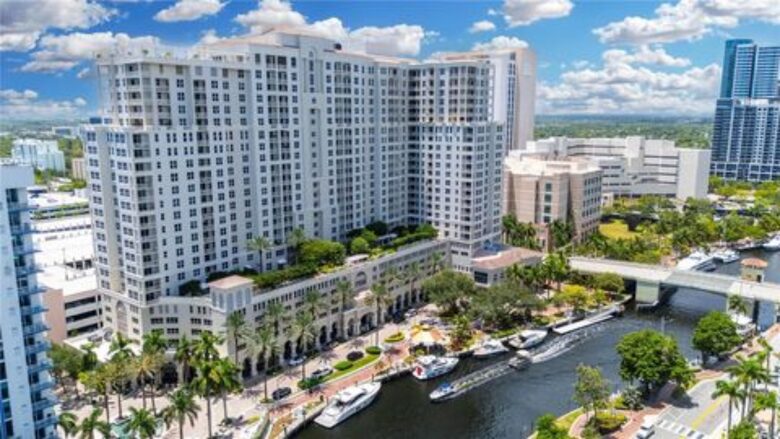 Las Olas Luxury Riverfront Retreat | Walk to Dining & Riverwalk - Fort Lauderdale, Florida