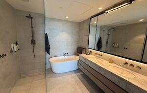 Parkside Melbourne Residence Overlooking Treasury & Fitzroy Gardens - Melbourne, Australia