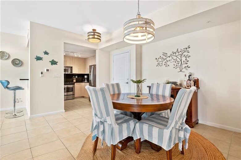 Las Olas Luxury Riverfront Retreat | Walk to Dining & Riverwalk - Fort Lauderdale, Florida