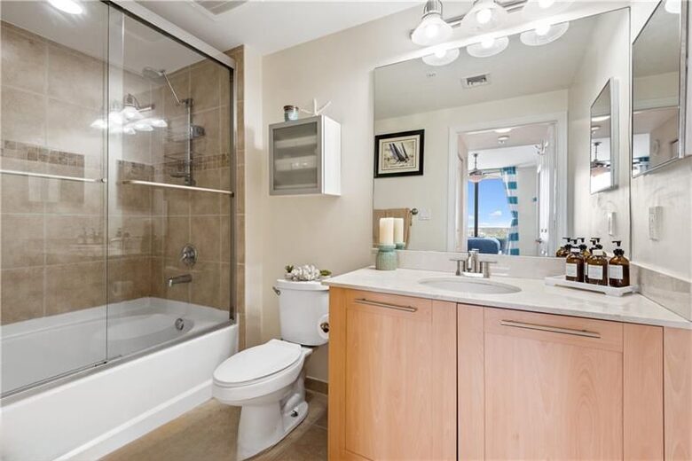 Las Olas Luxury Riverfront Retreat | Walk to Dining & Riverwalk - Fort Lauderdale, Florida