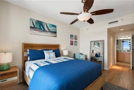 Las Olas Luxury Riverfront Retreat | Walk to Dining & Riverwalk - Fort Lauderdale, Florida