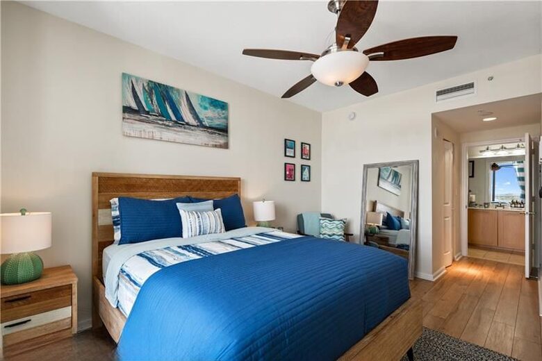 Las Olas Luxury Riverfront Retreat | Walk to Dining & Riverwalk - Fort Lauderdale, Florida